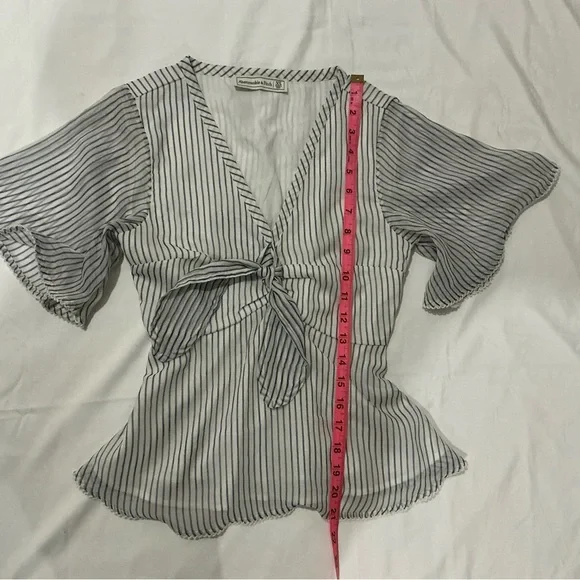 NWOT Abercrombie and Fitch Women’s White and Blue stripe blouse Size S - Picture 3 of 8